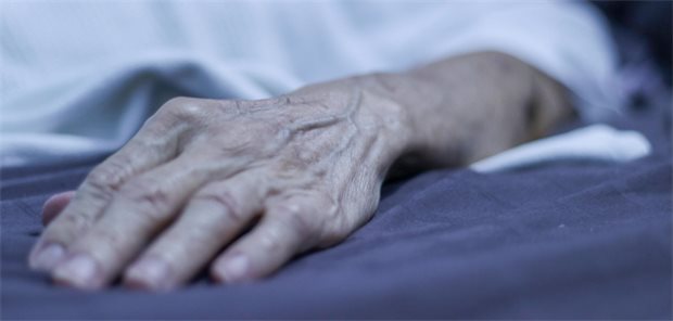 Worauf es bei der ärztlichen Leichenschau ankommt An Asian senior man’s hand relax on the bed side while sleeping