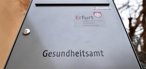 In Thüringen jetzt Schutzimpfung im Gesundheitsamt möglich Briefkasten mit der Aufschrift "Gesundheitsamt" in Erfurt