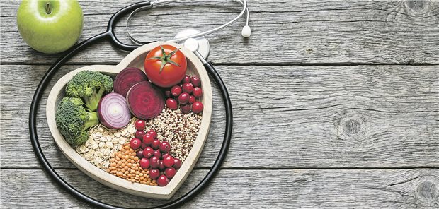 Warken will Präventionspotenziale nicht links liegen lassen Eine Herzform mit Lebensmitteln wie Tomaten, Brockoli auf einem Tisch.