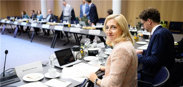 Warkens Reformfahrplan: Apotheker werden „Hausärzte light“ Gesundheitsministerin Nina Warken im September bei der Auftaktsitzung der Finanzkommission Gesundheit. Die zehnköpfige Gruppe von Wissenschaftlerinnen und Wissenschaftlern will deutlich früher als geplant Sparvorschläge für das Gesundheits- und Pflegesystem vorlegen.