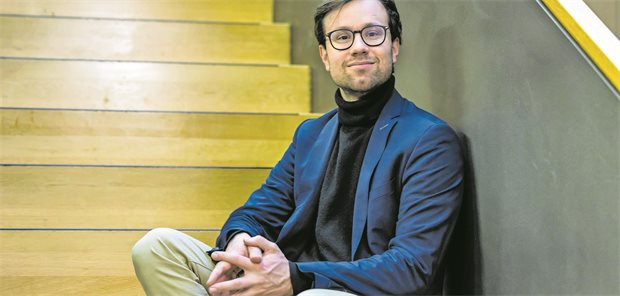Grünen-Gesundheitspolitiker Wagner zur Zuckersteuer-Debatte: „Fatales Signal für die Handlungsfähigk Der Arzt und Bundestagsabgeordnete von Bündnis90/ Die Grünen, Johannes Wagner, sitzt auf einer Treppe in einem Bürogebäude des Bundestags.