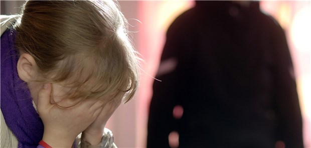 Kinderschutz im Fokus einer neuen Leitlinie Gewalt gegen Kindern kann viele Formen haben. Wie das Kindeswohl geschützt und eine Beeinträchtigung erkannt werden kann, ist jetzt in einer neuen Leitlinie zusammengefasst worden.