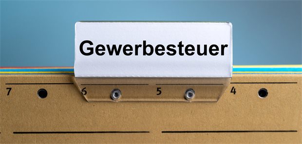 Viele Angestellte machen aus einer Arztpraxis noch lange kein Gewerbe Akte im Hängeregister mit der Aufschrift Gewerbesteuer.