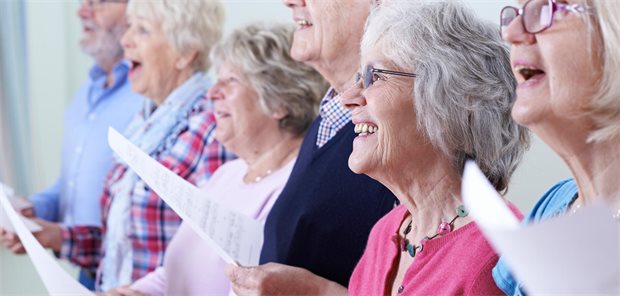 Supragastrisches Aufstoßen lässt sich mit Gesang vertreiben Mehrere ältere Menschen, die singen