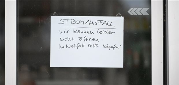 Stromausfall in Reutlingen: Eine Ärztin schildert ihre Erfahrungen Ein Schild "Stromausfall wir können leider nicht öffnen. Im Notfall bitte klopfen" ist an einer Tür angebracht.