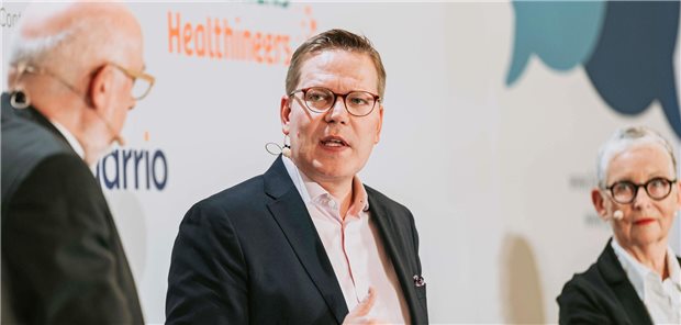 Primärversorgung: Ärzteschaft signalisiert Unterstützung – und zieht rote Linien Gründlichkeit geht vor Schnelligkeit: Der Parlamentarische Staatssekretär im BMG, Tino Sorge, warb für eine schrittweise Umsetzung eines Primärversorgungssystems in der Diskussion mit SpiFa-Chef Dr. Dirk Heinrich (l.) und Dr. Ellen Lundershausen, Vizepräsidentin der Bundesärztekammer.