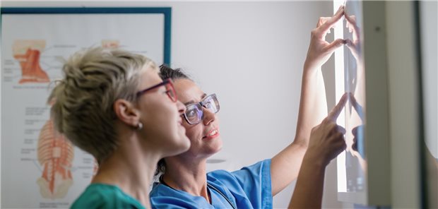 Frakturdiagnostik: Noch kann‘s Kollege KI nicht allein Zwei Ärztinnen beraten über das Röntgenbild eines Patienten mit Verdacht auf einen Knochenbruch.