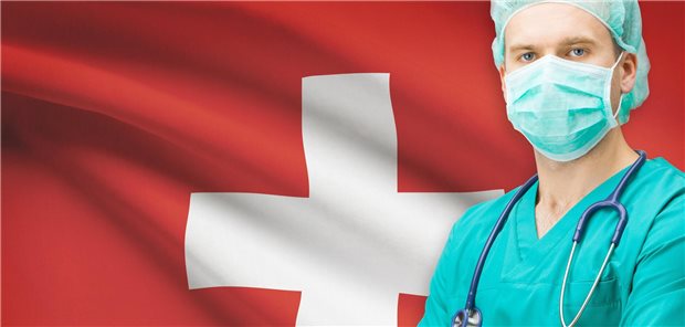 Alternative Schweiz? Die Chancen für deutsche Ärzte stehen gut Mediziner vor schweizer Flagge