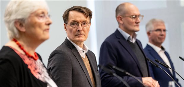 Guten Mutes sind Minister und die gesundheitspolitischen Sprecher der Ampelfraktionen mit Blick auf die Klinikreform (v.l.n.r.): Heike Baehrens (SPD), Gesundheitsminister Karl Lauterbach (SPD), Dr. Janosch Dahmen (Grüne) und Andrew Ullmann (FDP) am Dienstag in Berlin.