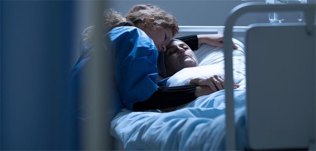 S3-Leitlinie Palliativmedizin für Krebskranke sieht nun ein dreistufiges Versorgungsmodell vor Eine krebskranke Person im Krankenhaus. Dabei ist eine Angehörige.