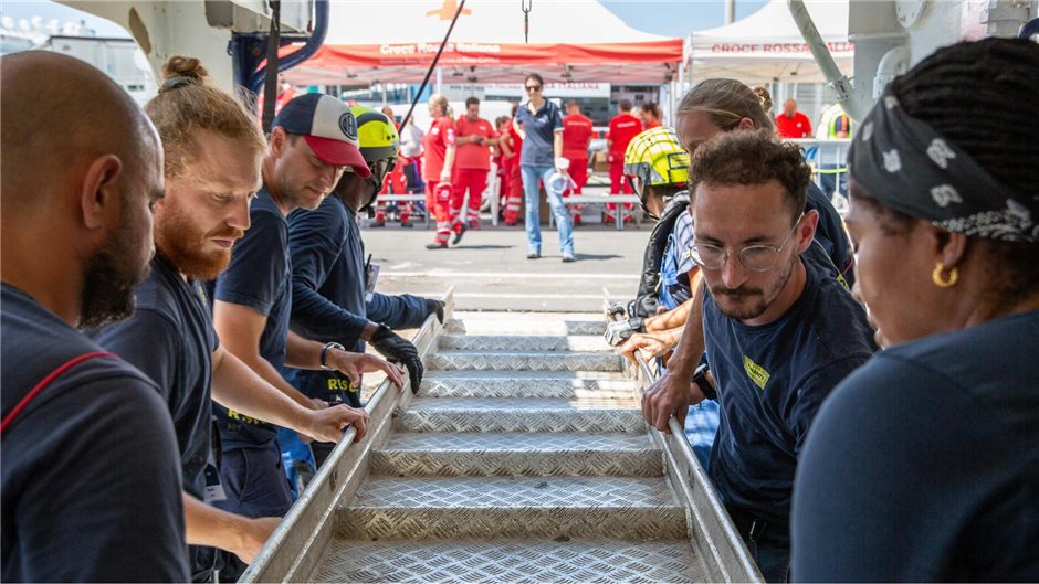 Hat das Schiff eine Rettung vorgenommen, bringt es die aufgenommenen Menschen an...