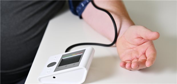 Hypertonie verschlimmert wohl metabolische Fettleber Hat eine Patientin mit metabolischer Fettleber zusätzlich eine Hypertonie, sollte der Fibroseverlauf strenger kontrolliert werden.