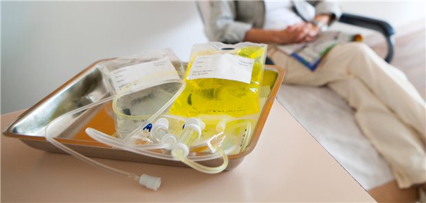 Kolorektalkarzinom: Drei Monate adjuvante Chemotherapie genügen Zwei Infusionsbeutel für die ambulante Chemotherapie einer Patientin in einer Klinik.