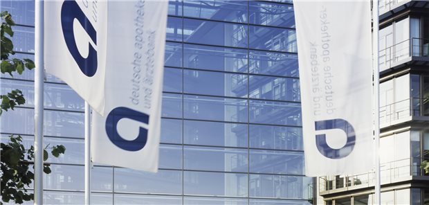 apoBank will sich mehr aufs Kerngeschäft konzentrieren Hauptsitz mit Glasfassade und Fahnen: die Deutsche Apotheker- und Ärtzebank in Düsseldorf.