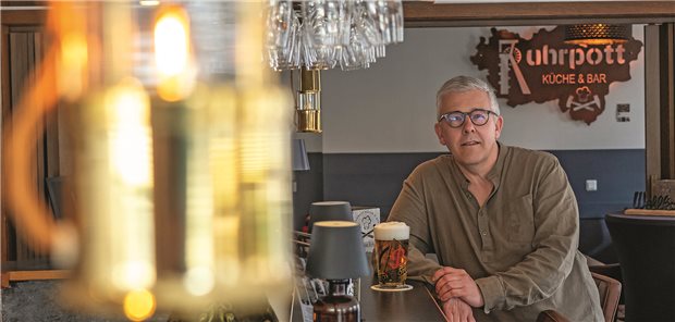 Tagsüber Stethoskop, abends Zapfhahn: Warum Hausarzt Busch eine Kneipe betreibt Christian Busch am Tresen seiner Kneipe "König-Eck".
