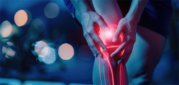 Seltene Kristallarthropathie nach Bypass-Operation Schmerzen im Knie - Zwei Hände fassen an das Gelenk.