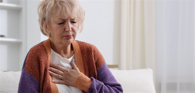 61-Jährige mit „Herzrattern wie eine Nähmaschine“ – Ihre Diagnose? Eine Frau hält sich die Brust.