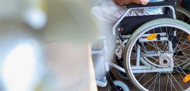Medtech-Branche warnt vor einem Reload der Hilfsmittel-Ausschreibungen Eine Frau sitzt in einerm Rollstuhl.