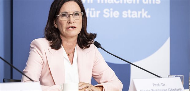 Buhlinger-Göpfarth: „Mit Plänen allein retten wir niemanden vor dem Hitzetod!“ Das Foto zeigt die Bundesvorsitzende des Hausärztinnen-und Hausärzteverbands Professorin Nicola Buhlinger-Göpfarth.