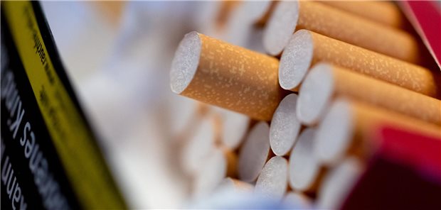 Ersatzkassen: Tabaksteuer rauf, dafür Mehrwertsteuer für Arzneimittel runter Höhere Steuern als Instrument? Eine geöffnete Zigarettenpackung liegt auf einem Tisch. (Symbolbild)