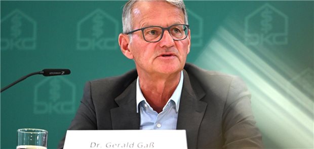 Krankenhausgesellschaft kündigt Proteste an: „Hören Sie auf, uns zu diffamieren!“ Ein Mann, Dr. Gerald Gaß, Vorstandsvorsitzender der Deutschen Krankenhausgesellschaft, sitzt vor einem Mikrofon.