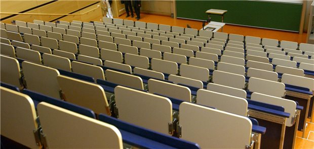 Hörsaal im Klinikumneubau der Friedrich-Schiller-Universität Jena. Eine Sitze werden für künftige Landärzte reserviert.