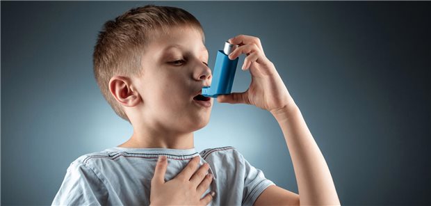 Ein junge nutzt ein Asthma-Inhalator