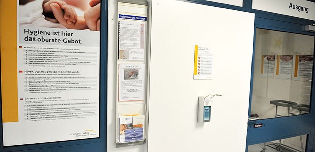 Schlamperei im Bremer Klinikum Mitte "Hygiene ist hier das oberste Gebot" heißt es auf einer Tafel an der Frühchenstation im Klinikum Mitte in Bremen. Der Prüfungsbericht kommt zu allerdings zu einem anderen Ergebnis.