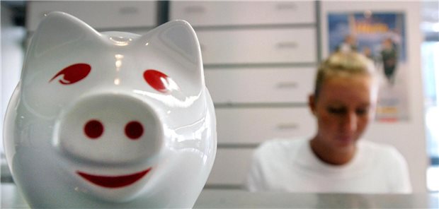 Neuerungen 2026 für Praxismitarbeiter: Ein Gehaltsplus für MFA – und weitere Benefits möglich Ein Sparschein vor einer MFA