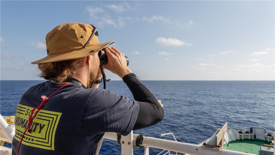 Im Mittelmeer halten die Seenotretter Ausschau nach Booten mit Menschen, insbeso...