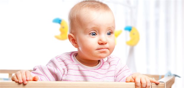 Nirsevimab: Antikörper schützt Säuglinge nur eine Saison vor RSV Baby im Babybett