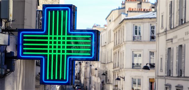 Zum Saisonauftakt Mobilmachung gegen impfaktive Apotheken grünes Apotheken-Kreuz an Hausfassade in Frankreich