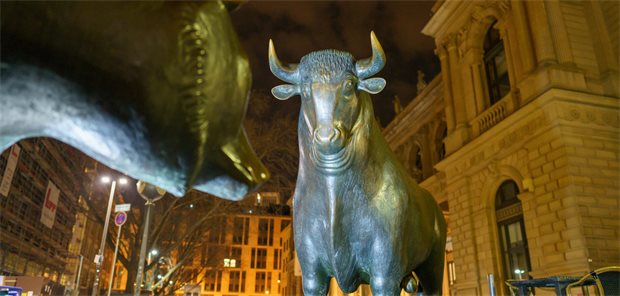 Börsen auf Höhenflug: Zu spät für den Einstieg? Bulle und Bär als Symbole für steigende und fallende Aktienmärkte vor der Frankfurter Börse