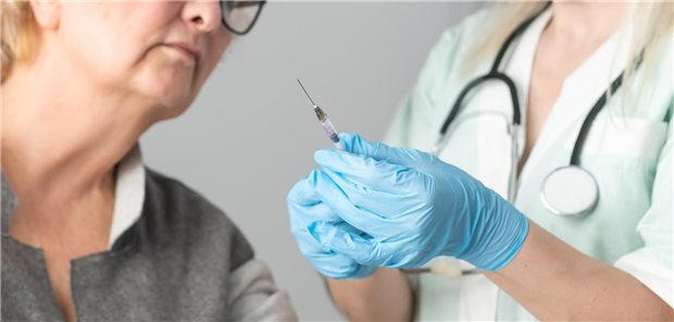 Diese Impfungen sind wichtig für die kardiovaskuläre Prävention Eine Ärztin zeigt einer Patientin eine Kanüle.