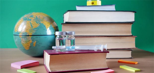 So lassen sich Impfquoten steigern Bücher, Weltkugel, Impfstoff