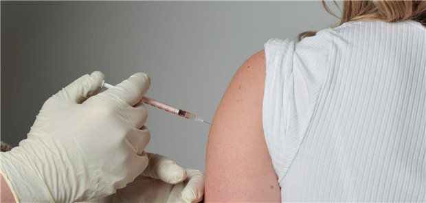 Influenza: mRNA-Impfstoff ist konventionellem Grippe-Impfstoff überlegen Eine Frau wird in den Oberarm geimpft