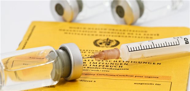 Präventivmedizin bei HIV: Den „ganzen Blumenstrauß von Begleiterkrankungen“ mitdenken Das Publikum im modernen Konferenzsaal hören dem Redner auf der Bühne eines Kongresses zu.