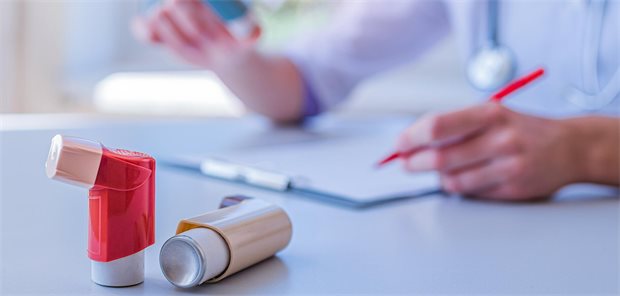 Schlecht kontrolliertes Asthma: Was getan werden kann Ein Arzt stellt während einer ärztlichen Konsultation und Untersuchung ein Rezept für einen Asthma-Inhalator aus.