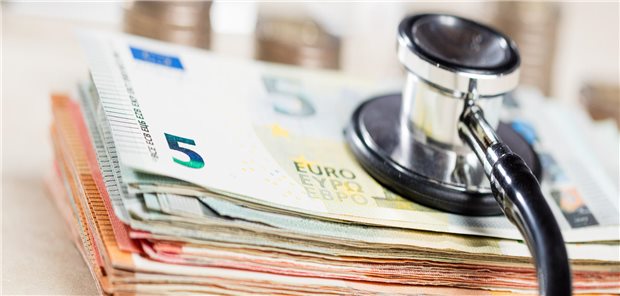 Public-Health-Experte Zeeb: Mehr Geld im System bedeutet noch nicht mehr Gesundheit Euroscheine mit Stethoskop