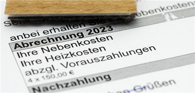 Prüfen lohnt sich: Das sind häufige Fehler in der Nebenkostenabrechnung für Praxen Stempel auf einer Nebenkostenabrechnung aus dem Jahr 2023.