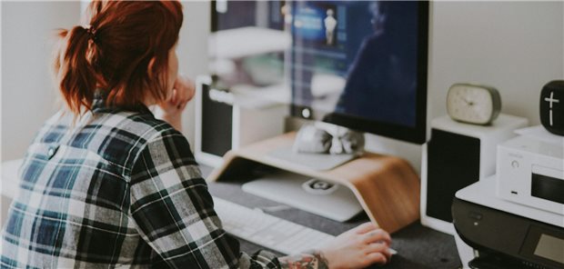 Homeoffice-Anteile noch ausbaufähig – Gesundheitswesen zählt zu den Schlusslichtern Frau vor einem OC zu Hause.