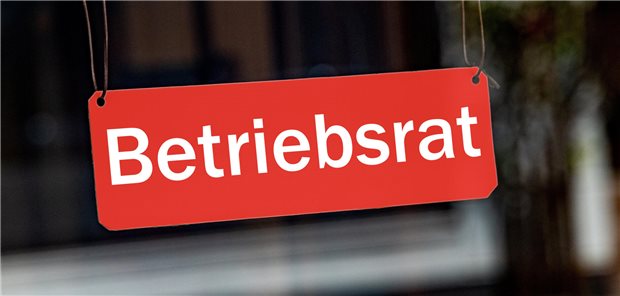 Betriebsratswahlen 2026: Warum es mit der Mitbestimmung in Arztpraxen oft nicht weit her ist Schild im Fenster mit der Aufschrift "Betriebsrat"