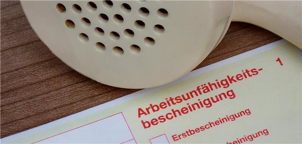Telefon-AU zwischen Anspruch und Abrechnung: Ein Hausarzt berichtet aus der Praxis Eine AU vor einem alten Telefonhörer