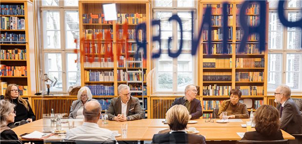 Jurymitglieder des Charity Awards sitzen an einem großen Tisch.