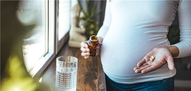 Bluthochdruck in der Schwangerschaft: So gehen Sie therapeutisch vor In der Schwangerschaft soll eine medikamentöse Blutdrucktherapie ab Werten 140/90 mmHg initiiert werden.