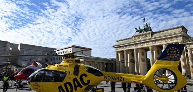 Ärzte warnen: Ohne verbindliche Steuerung droht Chaos in der Notfallversorgung Das Bild zeigt einen Rettungshubschrauber des ADAC bei einer Info-Aktion der Rettungsdienste zur Notfallreform vor dem Brandenburger Tor in Berlin.