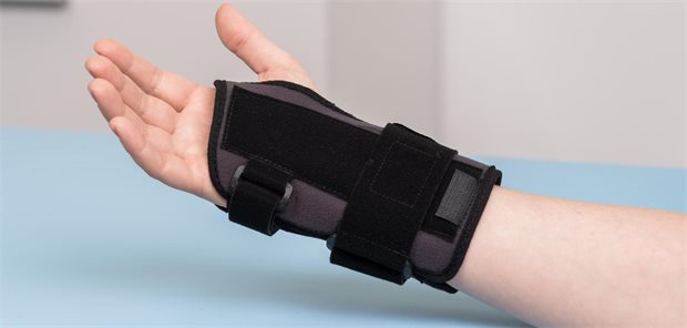 Was bringt eine Handgelenksschiene beim Karpaltunnelsyndrom? Nahaufnahme des rechten Handegelenks eines Patienten das mit einer Handgelenksschiene ruhig gestellt ist.