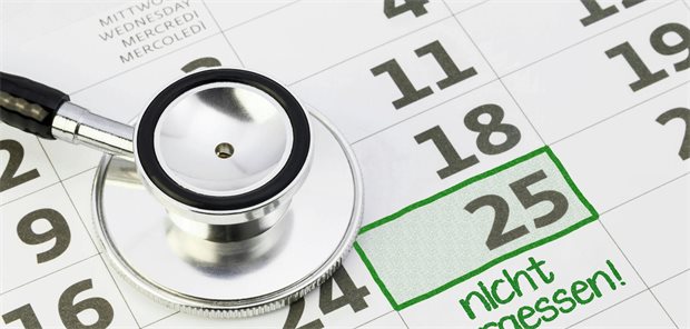 SBK-Umfrage: Mehrheit würde zentrales Arzttermin-Portal nutzen Ein Stethoskop liegt auf einem Monatskalender.