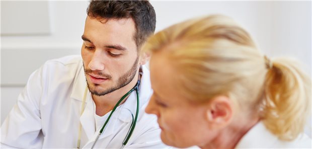 Urteil: Arztbezogene Prüfung auch in BAG möglich Arzt und Ärztin im Gespräch