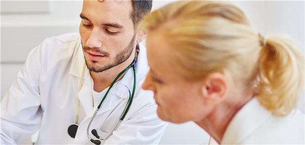 Urteil: Arztbezogene Prüfung auch in Berufsausübungsgemeinschaften möglich Arzt und Ärztin im Gespräch